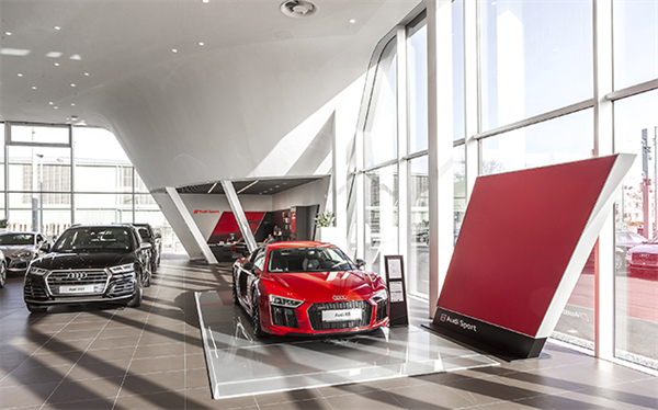 Bild: Im April fand die feierliche Eröffnung des größten Audi Kompetenzzentrums Österreichs bei Porsche Wien-Liesing statt. 20 Ausstellungsfahrzeuge werden hier präsentiert.