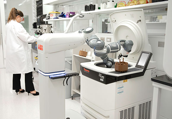 Bild: ABB reagiert auf den weltweiten Mangel an Laborkräften und medizinischem Fachpersonal und präsentiert mit dem zweiarmigen Roboter YuMi® ein zukunftsweisendes Konzept eines mobilen Laborroboters. 