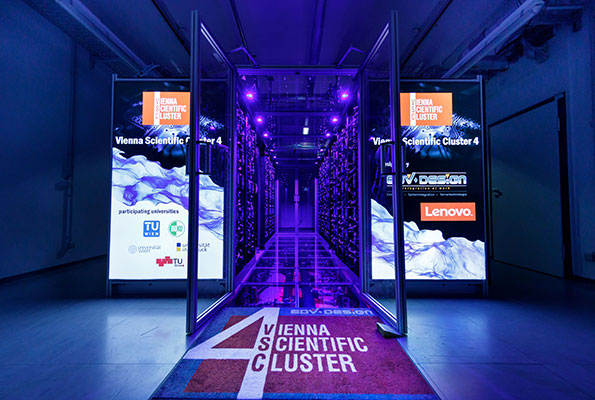 Bild: Der „Vienna Scientific Cluster 4“, ein Gemeinschaftsprojekt mehrerer Universitäten, durchbricht erstmals die Petaflop-Schallmauer und zählt zu den Top-100-Rechnern weltweit.