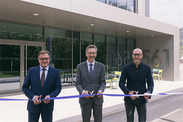 Bild: Mit „BioFuture“ eröffnet Novartis im Tiroler Unterland eine Produktionsanlage für Biopharmazeutika. Dafür wurden 300 Millionen Euro investiert und neue 180 Arbeitsplätze geschaffen.