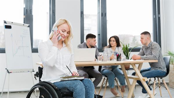 Bild: Mythen und Unachtsamkeiten erschweren den Büroalltag für Menschen mit Behinderungen. Doch man kann Inklusion auch als Chance gegen den Fachkräftemangel sehen.