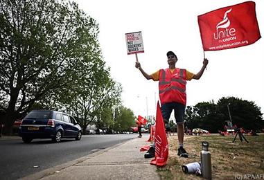 Bild: Arbeiter am größten britischen Containerhafen streiken