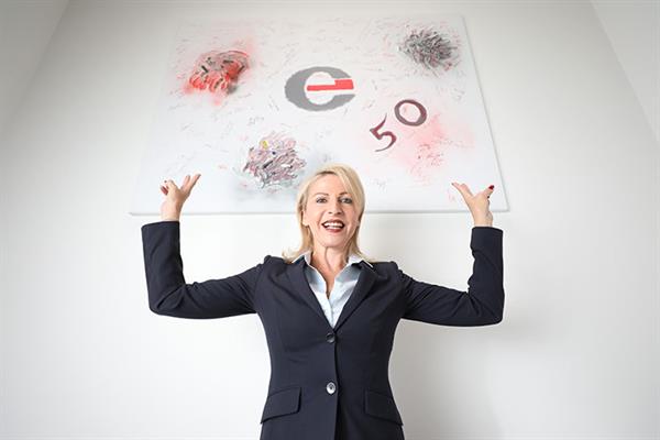 Bild: Sie rockt (auch) das Business: Ulrike Haslauer, die Chefin von Compact Electric, ist eine begeisterte und zugleich begeisternde Unternehmerin.