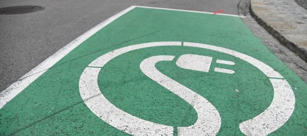 Bild: E-Autos umweltfreundlicher und billiger als Verbrenner