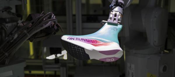 Bild: On fertigt Laufschuh mit Roboter in drei Minuten