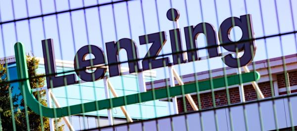 Bild: Bei Lenzing dürften 500 Jobs wackeln