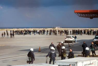 Bild: Bauern stürmen Flughafen Heraklion - Flugbetrieb gestoppt