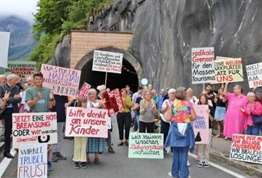 Bild: Touristen in Hallstatt - Das ganze Jahr über keine Atempause
