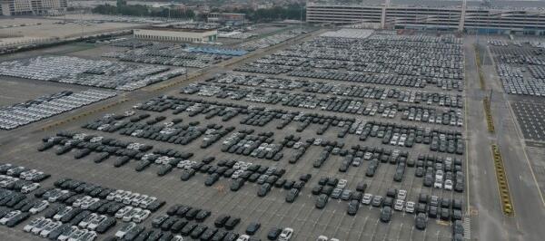 Bild: Autos aus Europa und Asien gelangen über China nach Russland