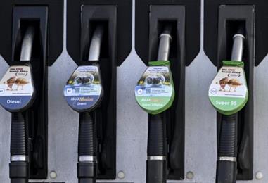 Bild: Sprit: Regierung prüft - ÖAMTC, ARBÖ, VCÖ fordern Handeln