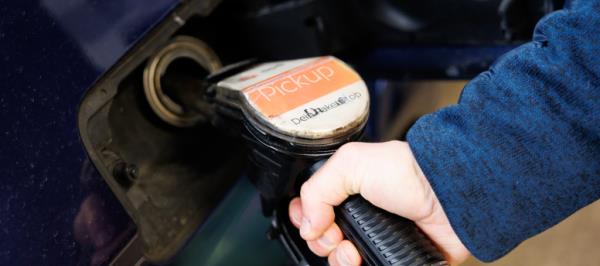 Bild: Hohe Spritpreise bremsen laut Umfrage Autonutzung