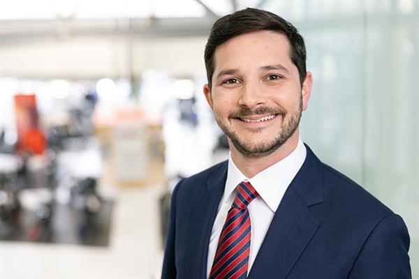 Bild: Denken in Generationen: Maximilian Lemberger, Geschäftsführer der Rainer KFZ Handels GmbH, steht für Innovation und Familientradition.