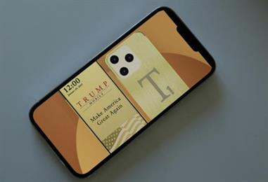 Bild: Goldfarbenes Trump-Smartphone wird nun ausgeliefert