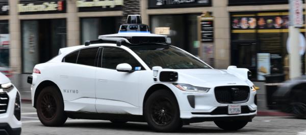 Bild: Waymo-Robotaxis haben Problem mit überfluteten Straßen