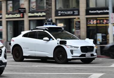 Bild: Waymo-Robotaxis haben Problem mit überfluteten Straßen