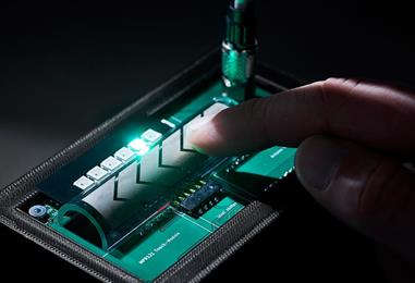 Bild: Funktion wandert auf die Oberfläche: binder druckt Elektronik direkt aufs Bauteil