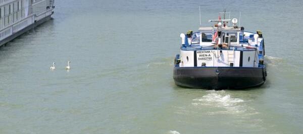 Bild: Niedrigwasser bringt Einschränkungen für Schifffahrt