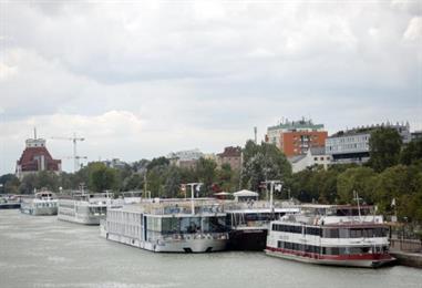 Bild: Flusskreuzfahrtschiffe bleiben wegen Niedrigwasser länger