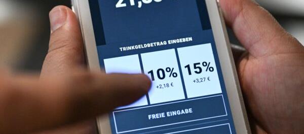 Bild: Verbraucherschützer monieren Tricks bei Trinkgeld per Karte