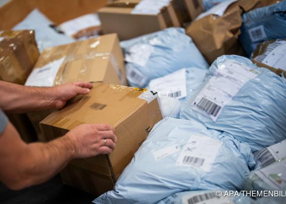 Bild: Paketsteuer in Kraft - Händler wollen rechtliche Klärung