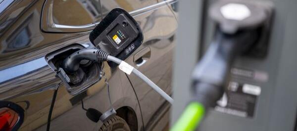Bild: Pkw-Neuzulassungen: Mehr E-Autos als Diesel und Benziner