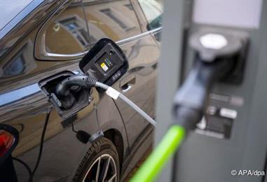 Bild: Pkw-Neuzulassungen: Mehr E-Autos als Diesel und Benziner